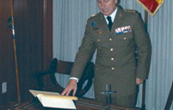 El coronel Méndez de Vigo jurando su cargo en la Sala del Estandarte del RCLAC "Pavía" nº 4