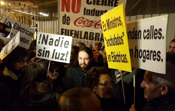 Medio millar de personas reclama "no más cortes de luz" y protestan contra la pobreza energética en Madrid