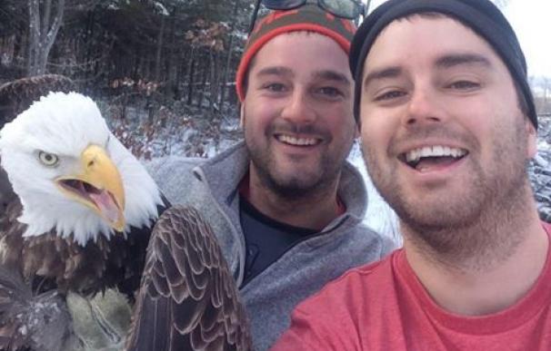 Águila calva rescata por dos hermanos canadienses. Facebook
