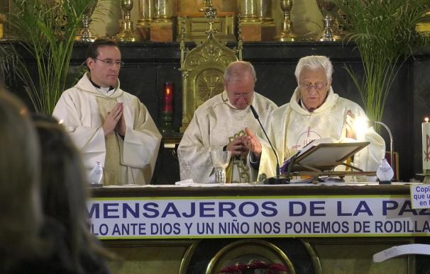El padre Ángel destaca que monseñor Javier Echevarría pedía "amarse" unos a otros en una misa funeral en San Antón