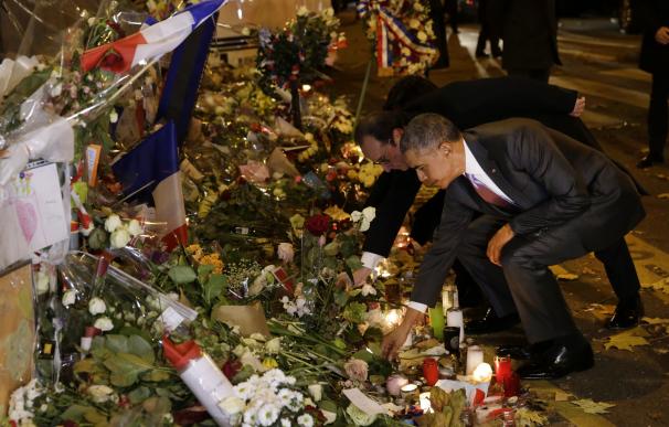US President Barack Obama (R) pays his respects wi
