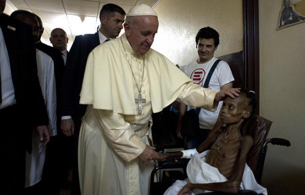 La foto del Papa con un niño enfermo en Bangui