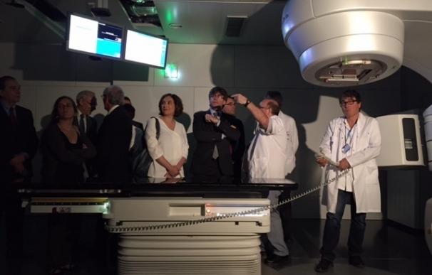 Puigdemont y Colau ensalzan la "colaboración" al abrir el nuevo edificio del Hospital del Mar