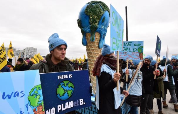 París se llena de zapatos y ciudades de todo el mundo protestan contra el cambio climático