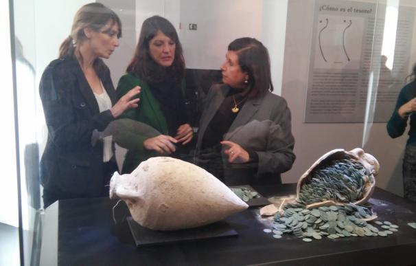 El Museo Arqueológico expone por primera vez las monedas romanas halladas en abril en Tomares