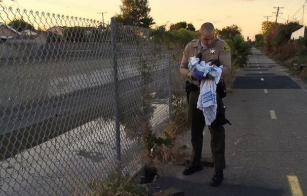 Rescatan en Los Ángeles a una recién nacida enterrada viva
