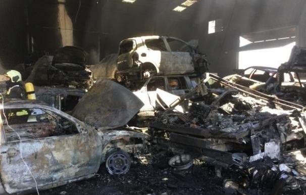 Un incendio en un desguace de Cortes y Graena deja al menos 40 vehículos calcinados