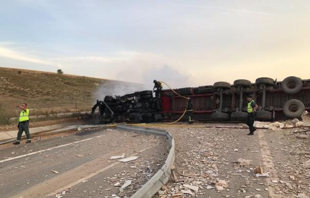 Fallece una persona al arder la cabina de un camión tras un accidente en Belinchón (Cuenca)