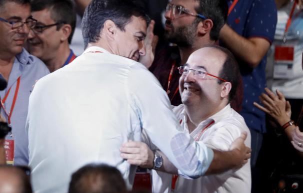 Pedro Sánchez y Miquel Iceta se abrazan en el cónclave socialista.