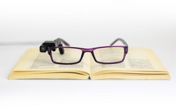 Las gafas de OrCam MyEye ayudan a las personas ciegas a leer y reconocer caras