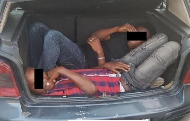 Detenido un conductor cuando entraba por la frontera de Melilla con 5 inmigrantes, hiriendo a dos agentes