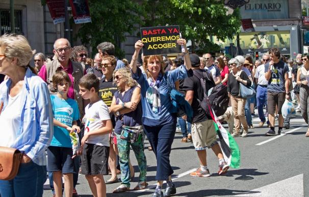Unas 400 personas reclaman en Santander el acogimiento de refugiados