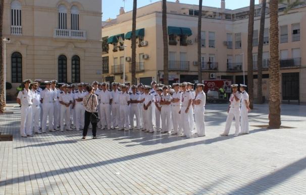 Los Caballeros Guardiamarina de la Armada Española visitan el casco histórico de la capital