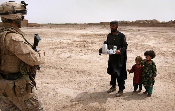 Un afgano y sus hijas ofrece té a un soldado