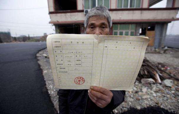 Propietarios de una casa en China se resisten a la construcción de una autopista