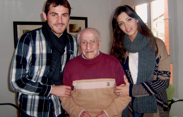 Casillas y Carbonero visitan en una residencia de Ávila al abuelo del portero