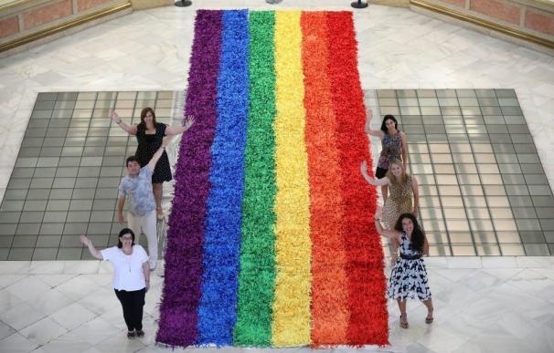 La bandera arcoíris de 100.000 lazos ondeará en el Palacio de Cibeles desde este lunes