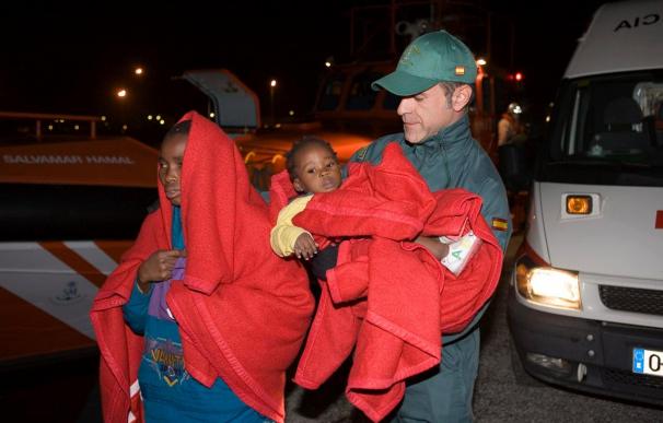 Rescatados 28 inmigrantes en una patera a 6 millas de Carboneras (Almería)