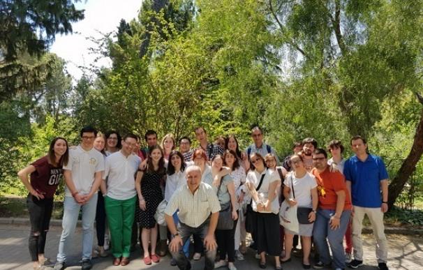 Jóvenes con discapacidad intelectual visitan el Real Jardín Botánico, en Madrid