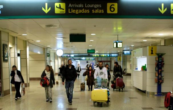 Fomento determina los 13 aeropuertos que tendrán nuevos controladores civiles