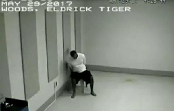La policía estadounidense muestra el vídeo de Tiger Woods en la comisaría