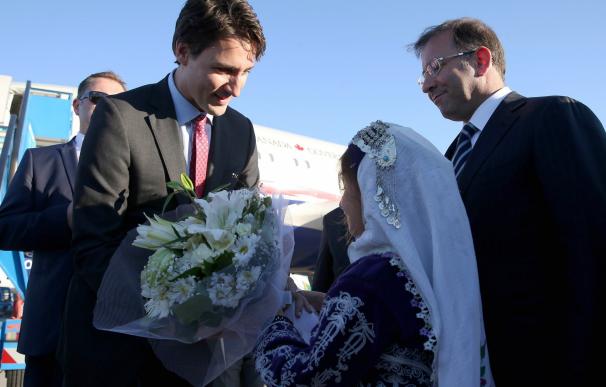 Canadian Prime Minister Justin Trudeau (L) receive
