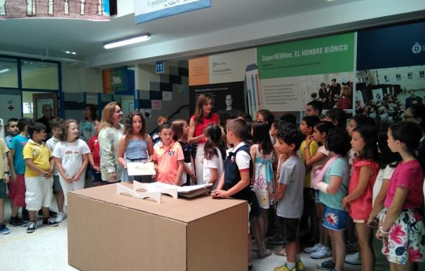 Escolares asturianos entregan a la Reina Letizia dos códigos encriptados para las infantas