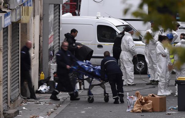 Los forenses retiran los restos de uno de los yihadistas del piso en Saint Denis (AFP / ERIC FEFERBERG)
