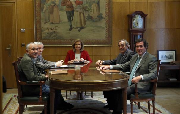 Báñez pide "un esfuerzo" a patronal y sindicatos para alcanzar un acuerdo de salarios para 2017