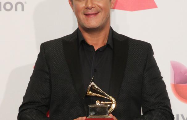 Alejandro Sanz poses with the trophy for Best Cont