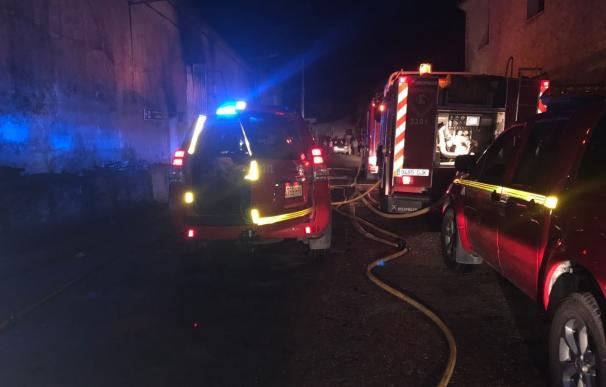 Un incendio destruye un almacén, varios vehículos, aperos y materiales agrícolas en Novillas