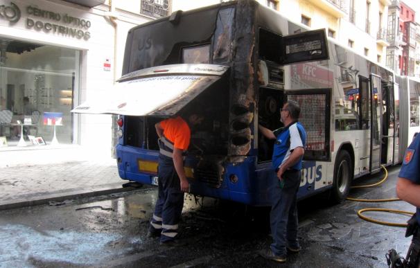 Evacúan a 45 pasajeros tras iniciarse un fuego en el motor de un autobús de transporte urbano de Valladolid