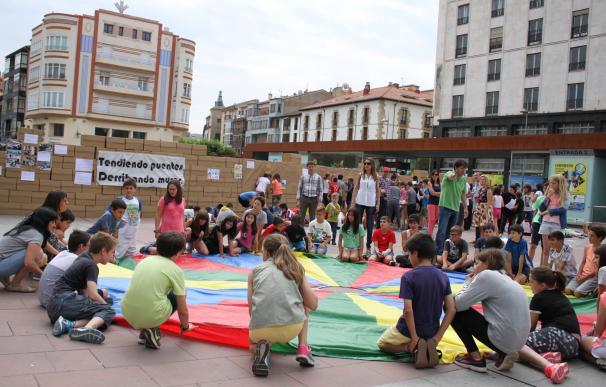 Soria visibiliza a los refugiados con un gran muro lleno de frases y experiencias en el Día Internacional