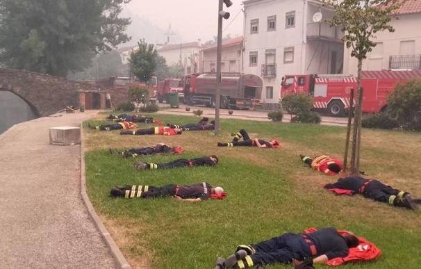La foto del merecido descanso de los bomberos portugueses da la vuelta al mundo