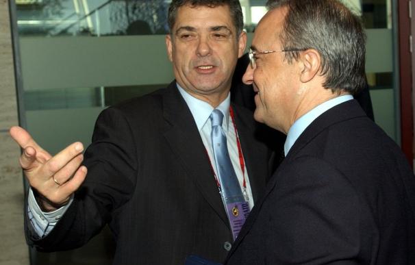 Villar impone a Florentino Pérez la insignia de oro como nuevo miembro de la directiva de la RFEF