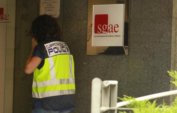 Un miembro de la Policía registra la sede de la SGAE
