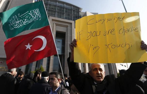 Protestas en Turquía por las viñetas de Charlie Hebdo y la supuesta ofensa a Atatürk