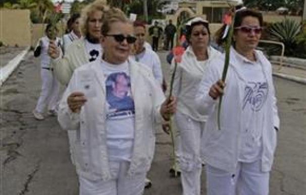 Las damas de Blanco protestan frente a una prisión en Cuba