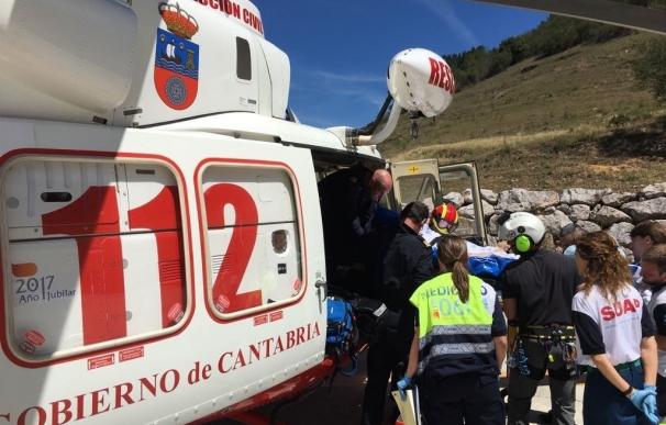 Evacuado en helicóptero un motorista herido en Camaleño