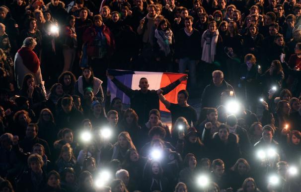 Homenaje a las víctimas de la matanza de París en la Plaza Capitol de Toulouse (AFP PHOTO/ERIC CABANIS)