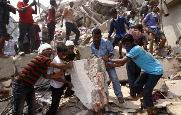 Aumenta a 304 el número de muertos en el derrumbe de un edificio en Bangladés
