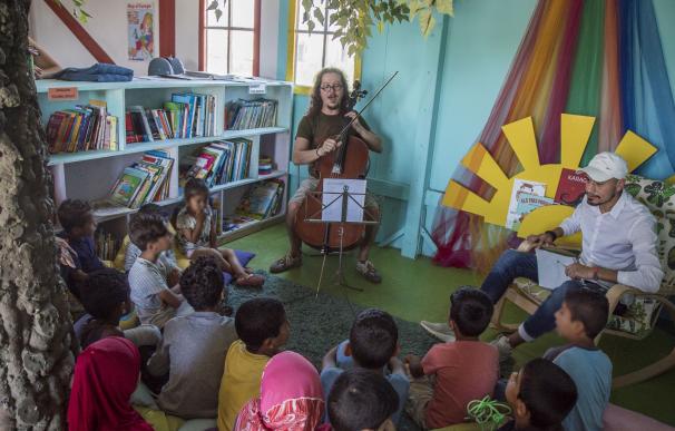 La Generalitat impulsa actividades culturales para refugiados en Grecia