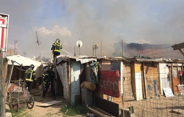 Los bomberos extinguen un aparatoso incendio sin víctimas en Cañada Real que calcina dos chabolas