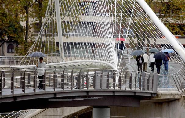 Bilbao cubre con una alfombra antideslizante la pasarela de Calatrava