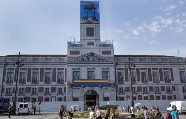 La Real Casa de Correos da la bienvenida al Orgullo con la bandera arcoíris colocada en la lona por obras