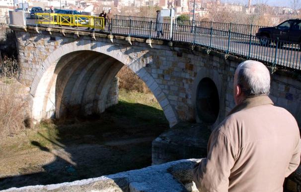 Fallece un varón al caer una furgoneta por el puente de piedra de Zamora