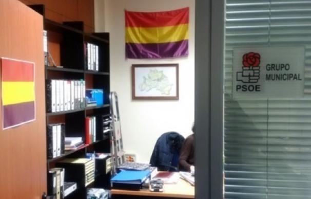 El PSOE decora su despacho municipal con banderas republicanas