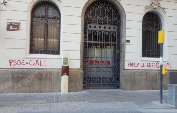 Atacan la sede del PSC en Lleida con pintadas en las que se lee 'Haremos el referéndum'