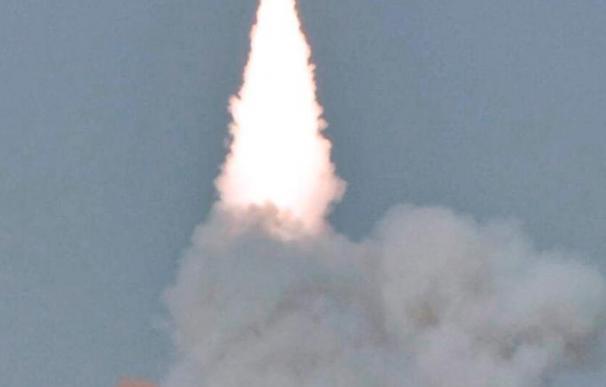 Pakistán prueba con éxito un misil con capacidad nuclear de media distancia