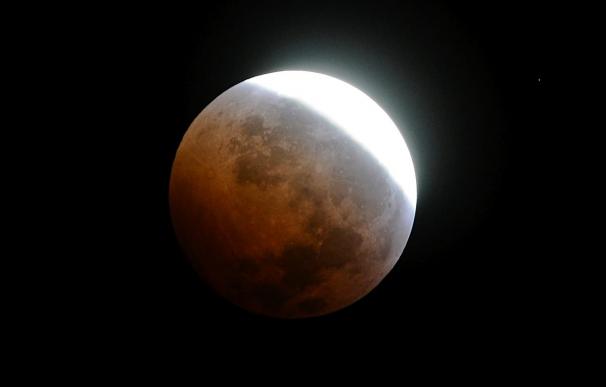 Las nubes impidieron ver cómo se alineaba el Teide con la Luna en su eclipse